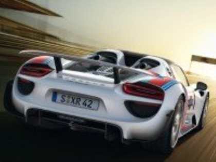 Первые официальные снимки гибридного суперкара Porsche 918 Spyder появились в Интернете