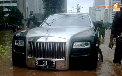 Rolls-Royce Ghost угодил в водную западню