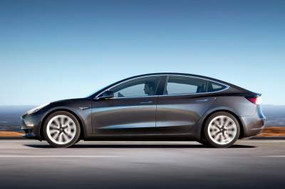 Tesla испытывает двухмоторный седан Model 3