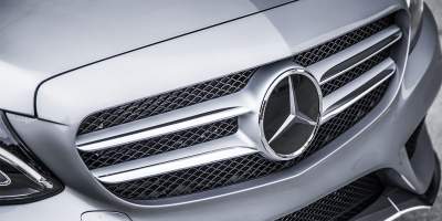 Mercedes-Benz показал захватывающие трюки с участием своих автомобилей