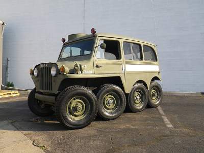 В Сети показали уникальный восьмиколесный Jeep